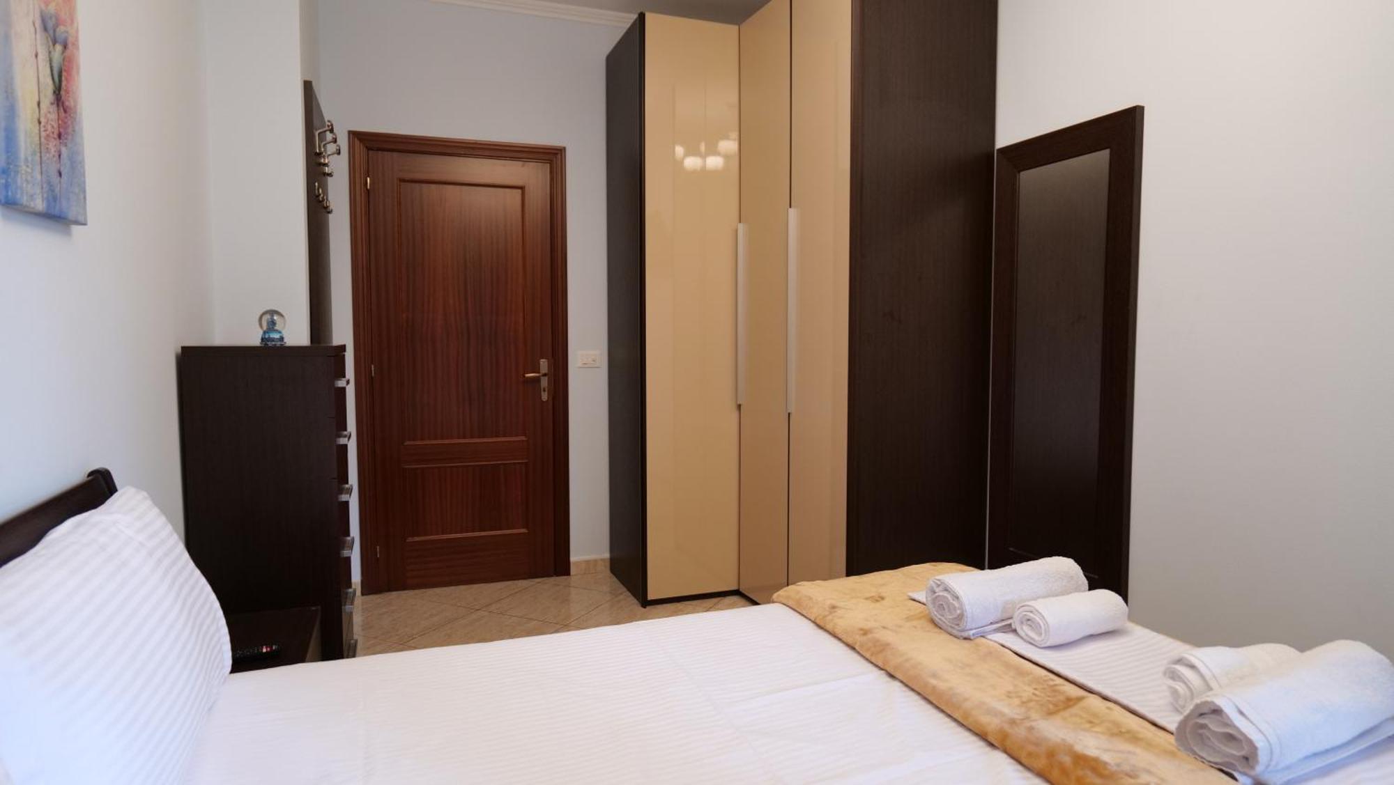 Top Location Kristi Apartments 05 ติรานา ภายนอก รูปภาพ